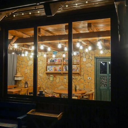 Rose Hip Hill Farm Bed & Breakfast Valea Tirnei Dış mekan fotoğraf