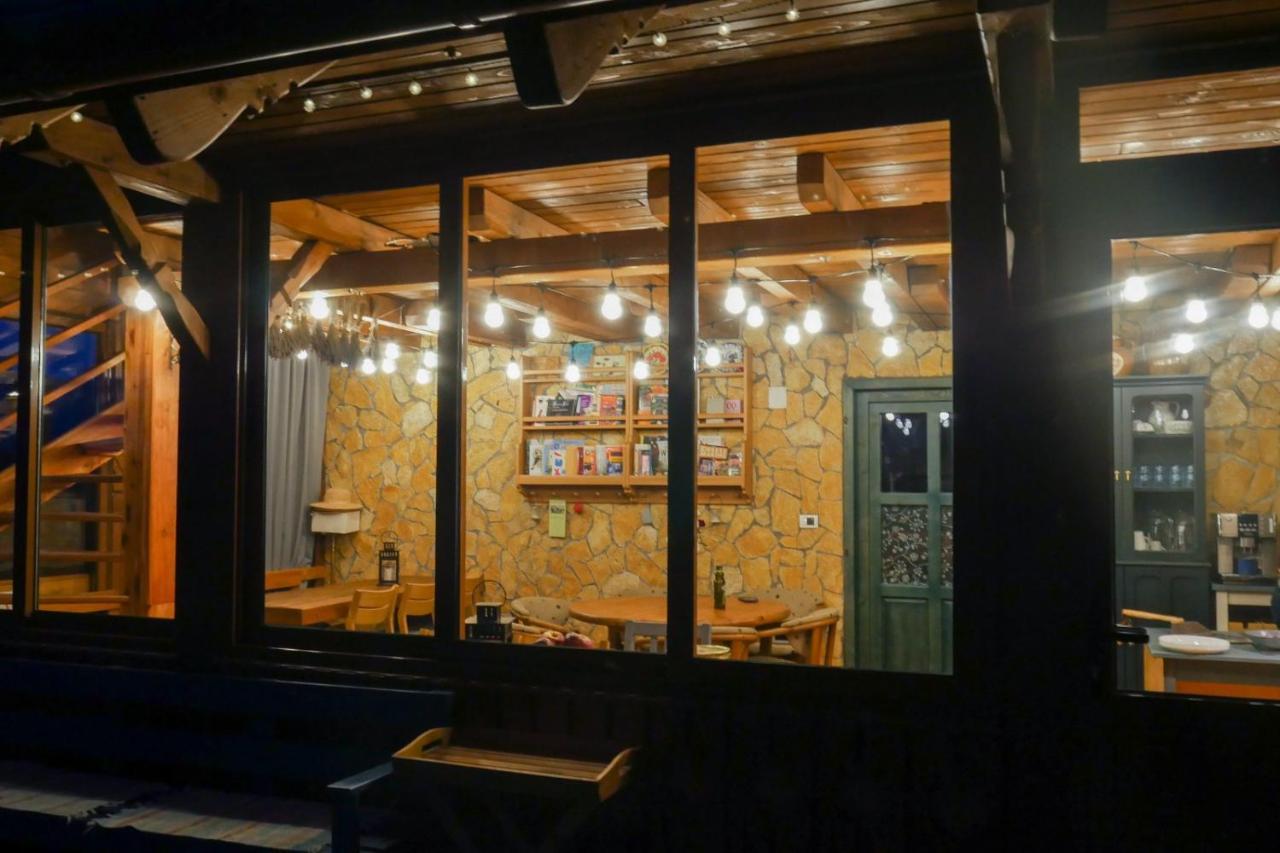 Rose Hip Hill Farm Bed & Breakfast Valea Tirnei Dış mekan fotoğraf
