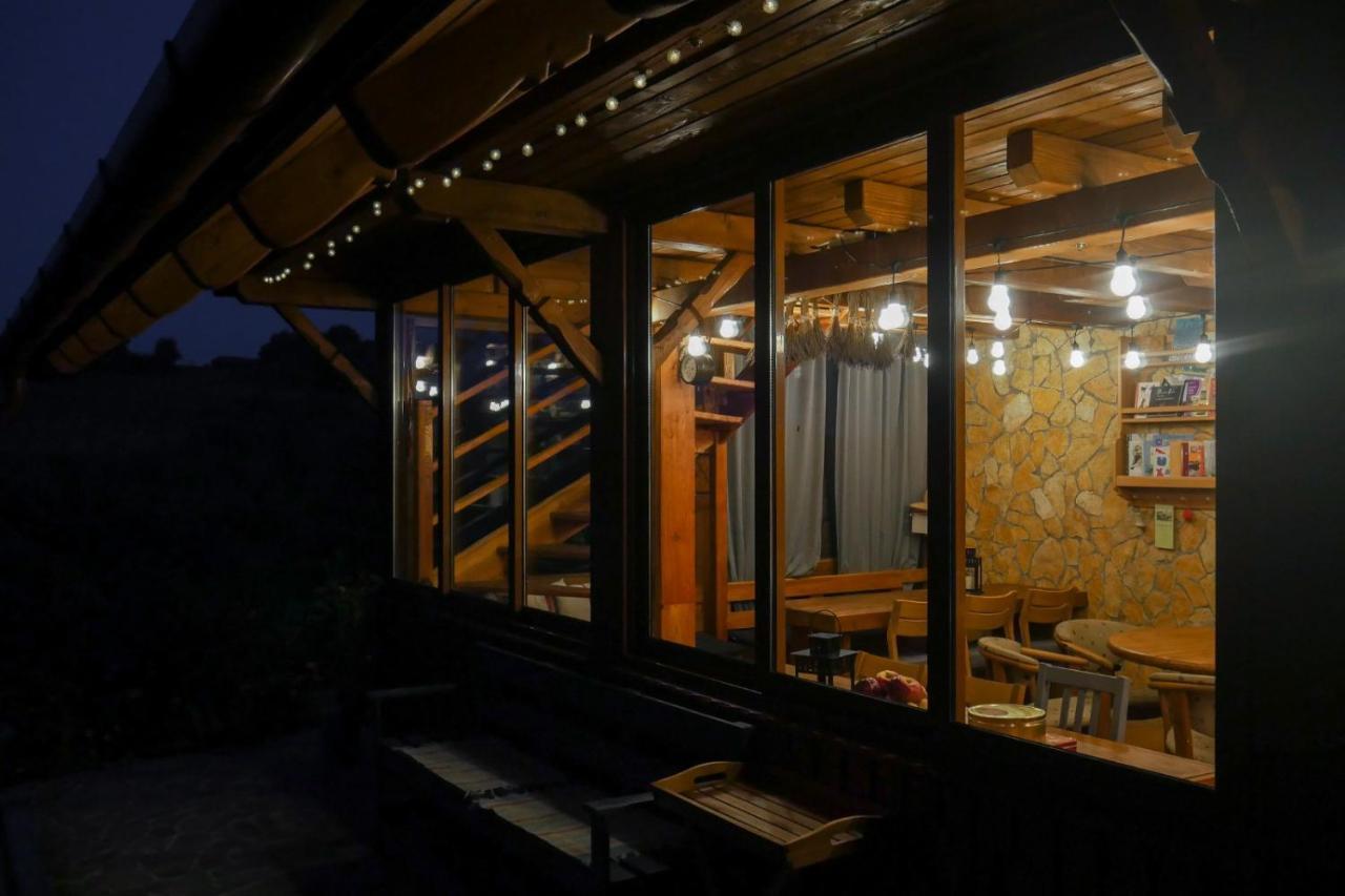 Rose Hip Hill Farm Bed & Breakfast Valea Tirnei Dış mekan fotoğraf